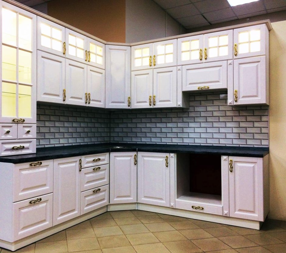 Белая кухня с фрезеровкой (61 фото)
