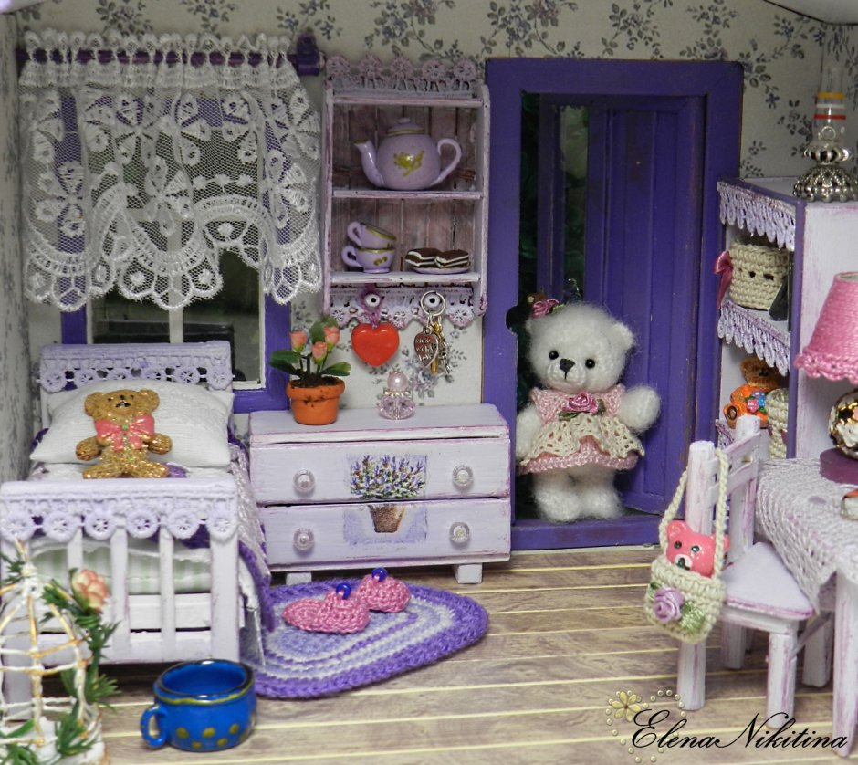 Комната в кукольном стиле