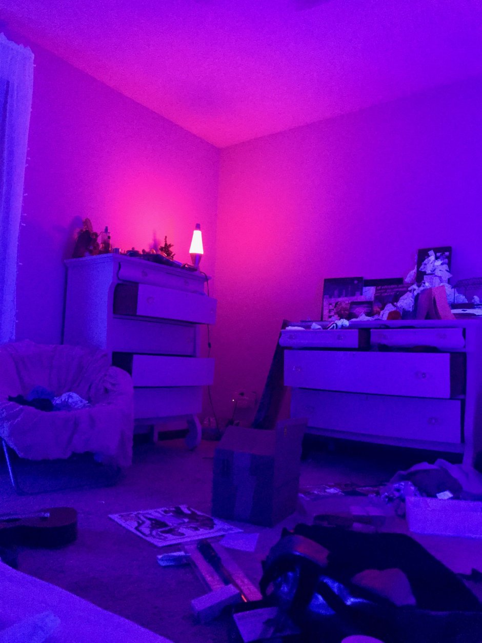 Фиолетовая комната неон