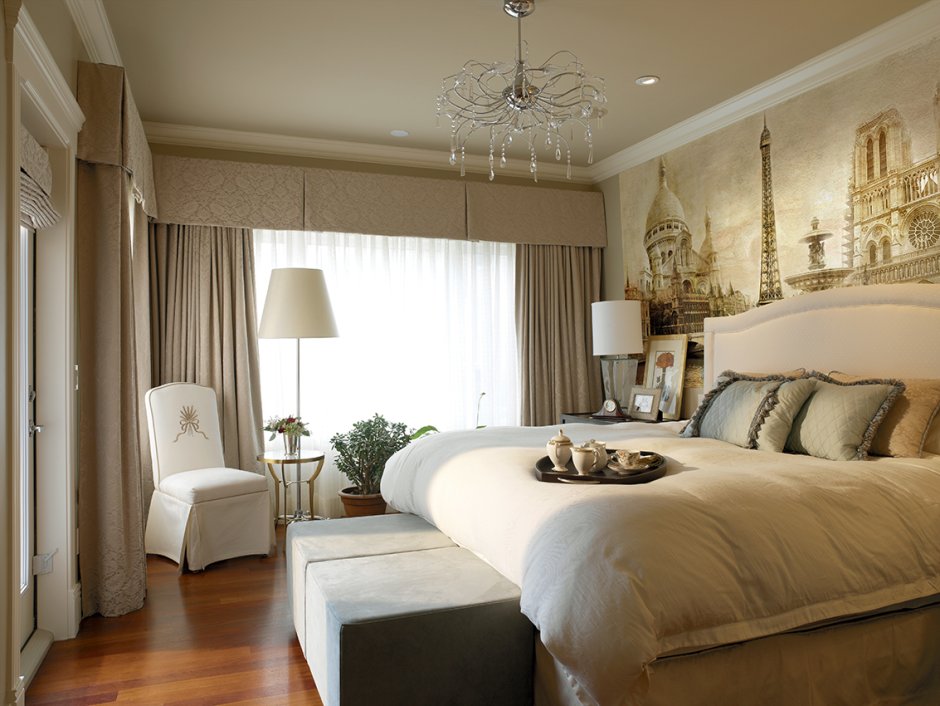 Хрустальная люстра в спальне