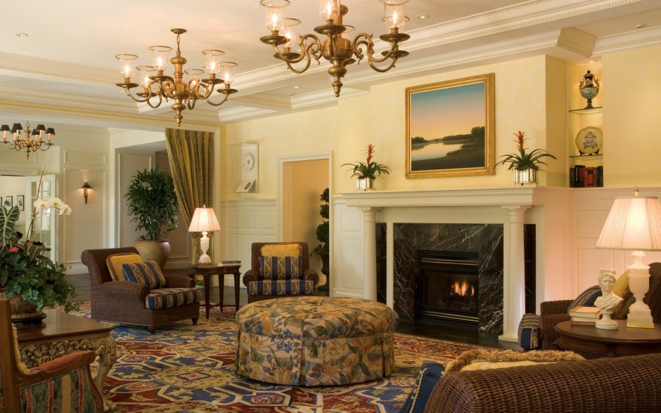 Люстра и точечные светильники в гостиной