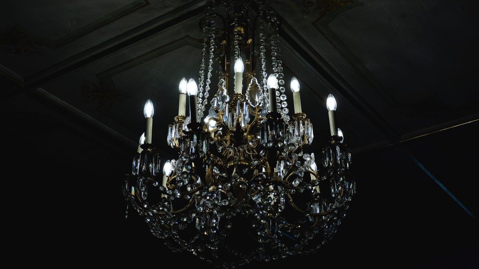 Хрустальная люстра на черном фоне