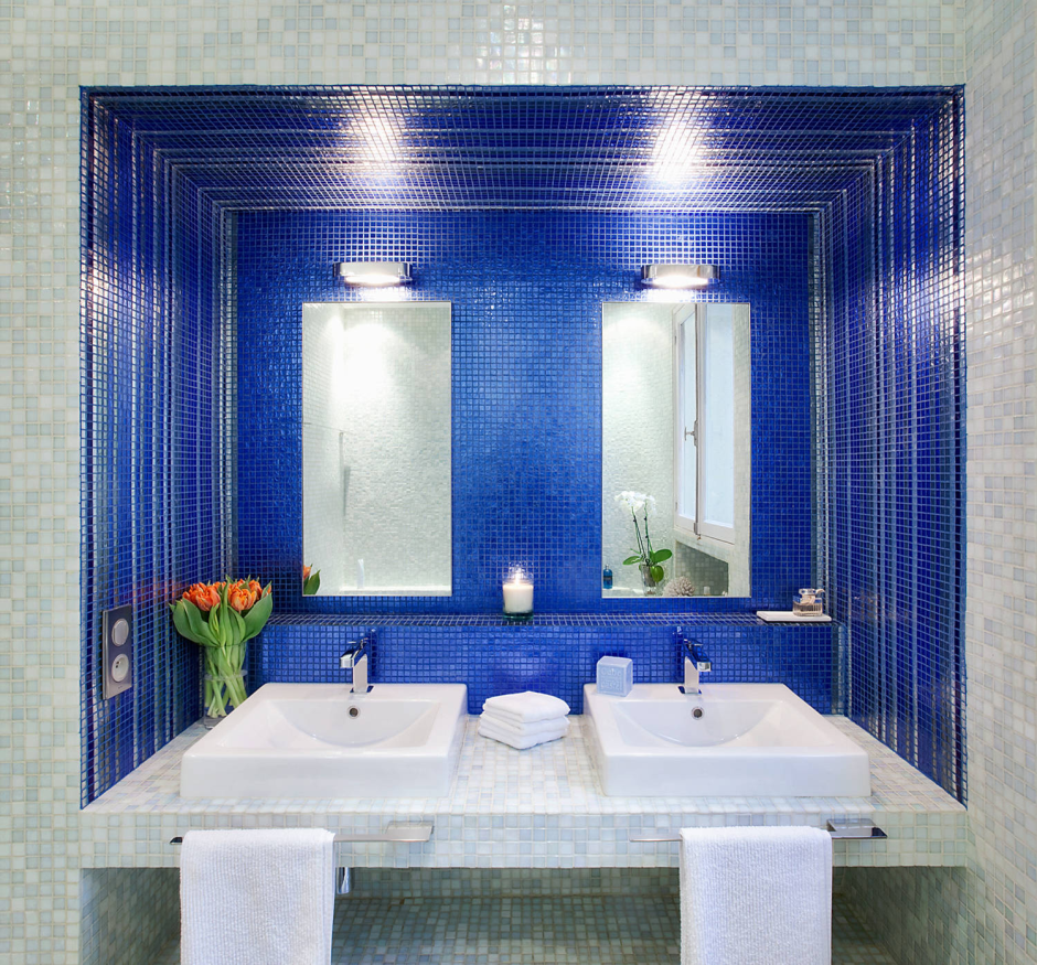 Ванная комната в сине-белом цвете