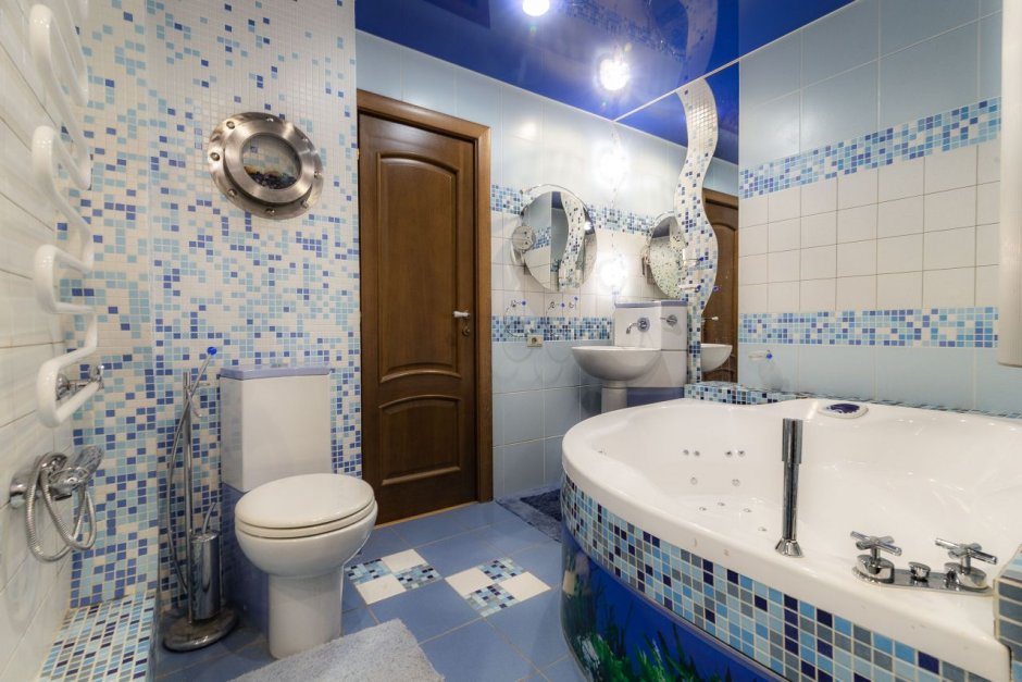Ванные комнаты в голубых тонах с мозаикой