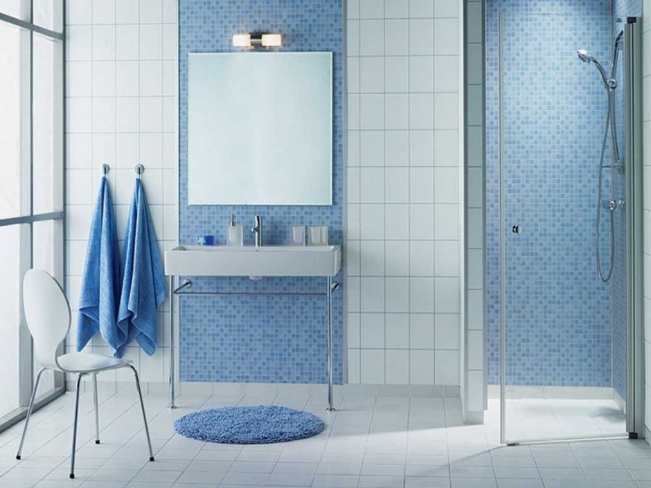 Ванная комната в плитке с бело синими квадратиками