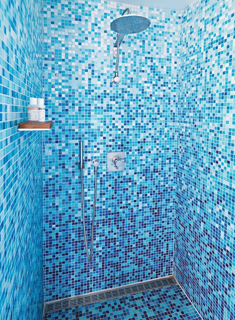 Ванная с голубой мозаикой