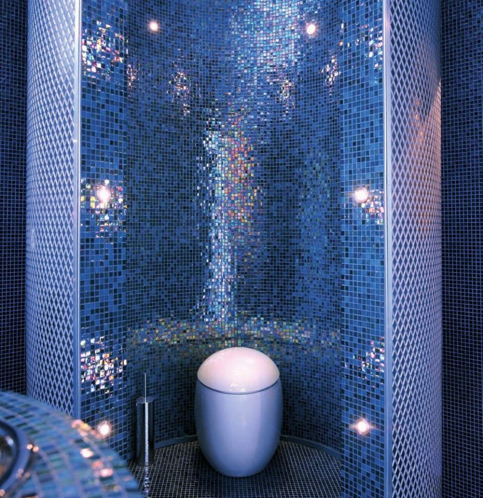 Ванна с голубой мозаикой