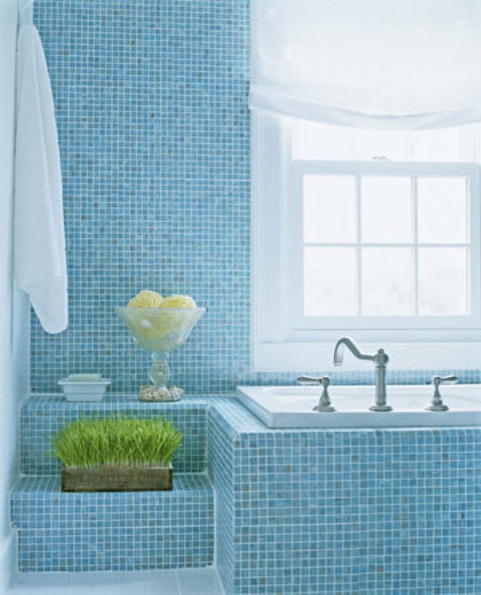 Голубая мозаика в ванной комнате