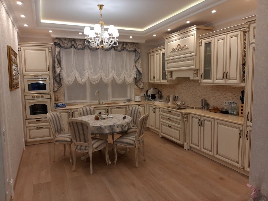 Кухня в бежевых тонах
