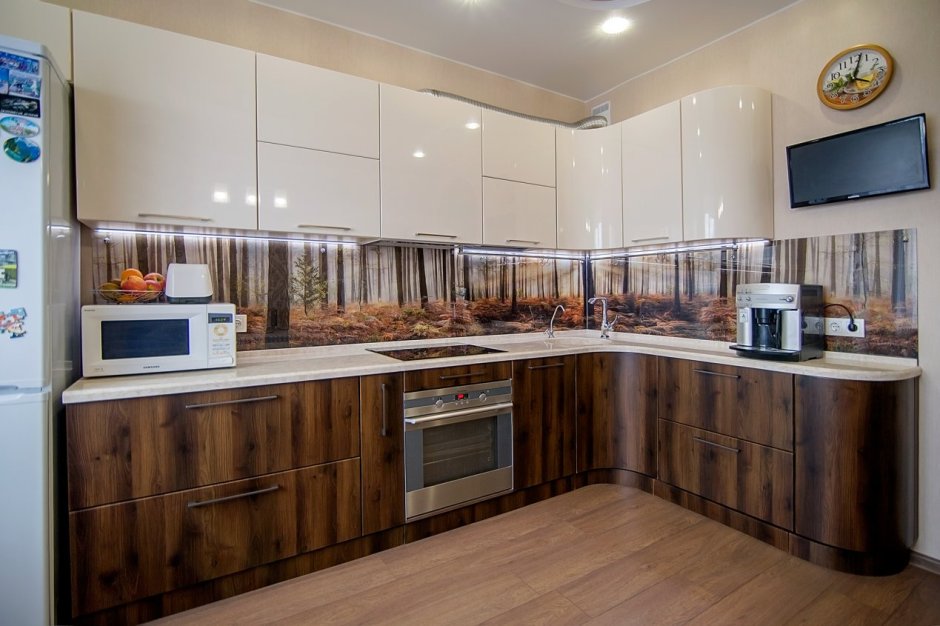 Кухня с деревянным верхом
