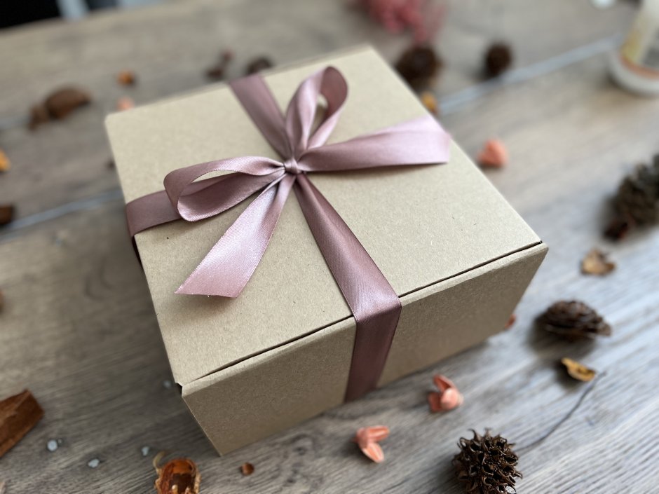 Голубая коробка с кроликом