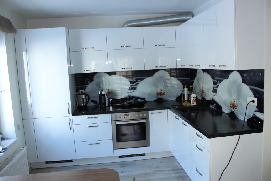 Белая кухня глянцевая с черной столешницей 38 мм