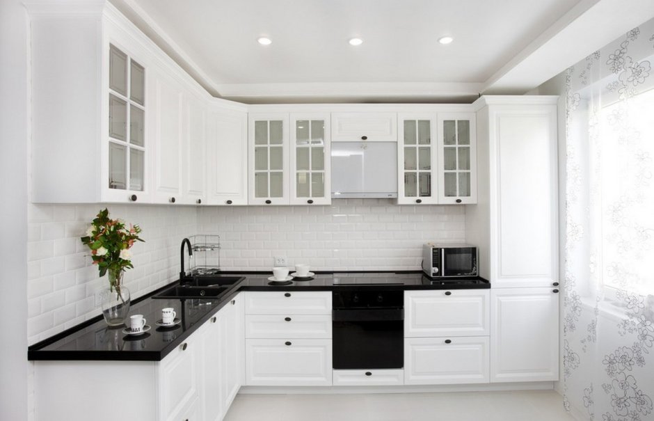 Белая кухня с черными ручками и черной мойкой
