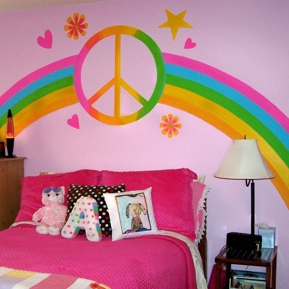 Радужные стены в комнате