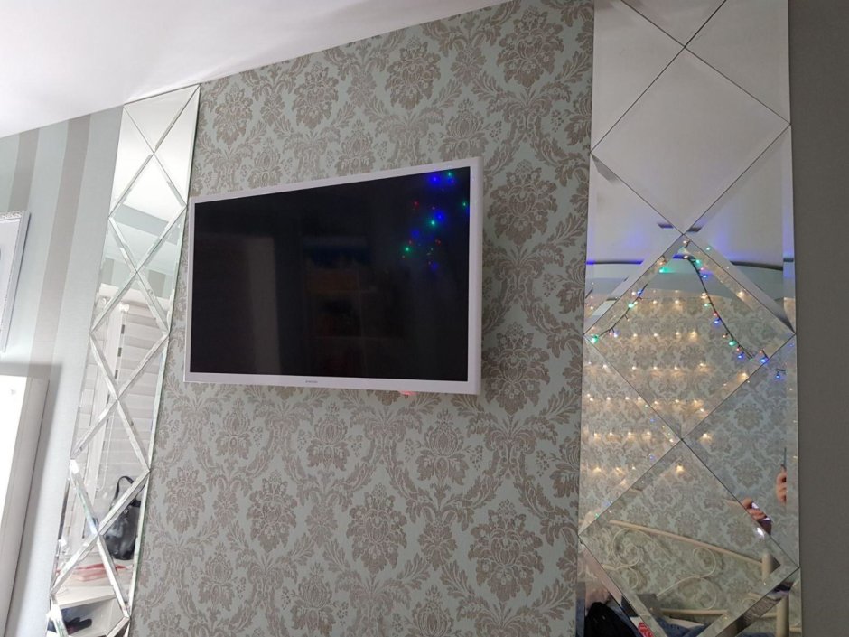 Зеркальное панно на стену с телевизором
