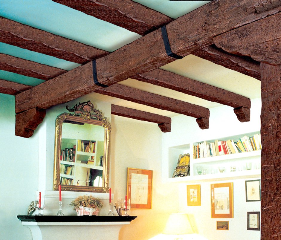 Кухня-гостиная с деревянными балками