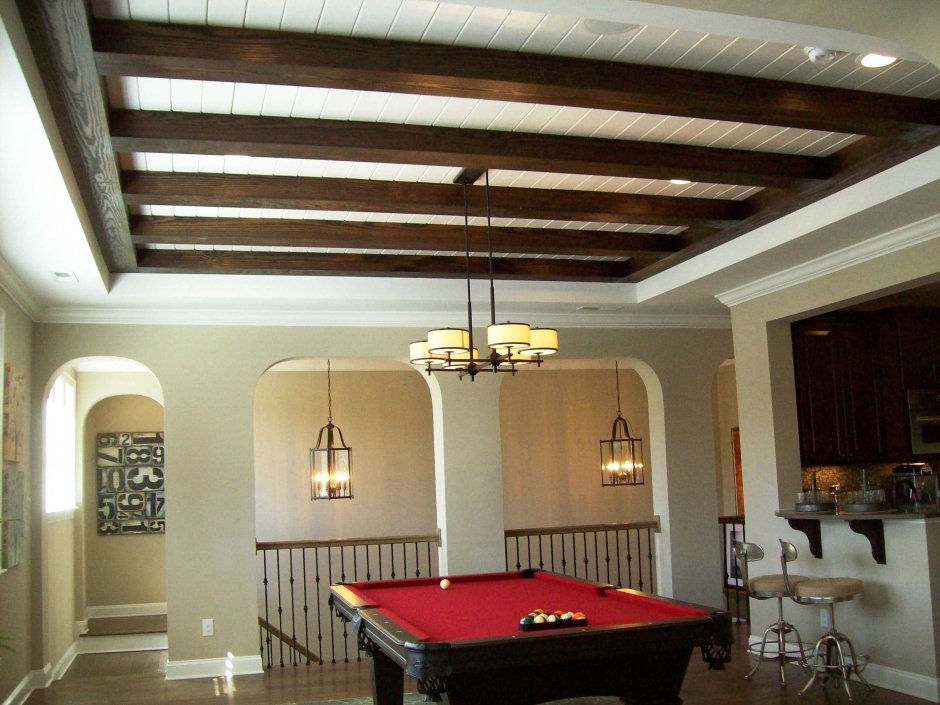Декоративная балка на потолок между кухней и гостиной