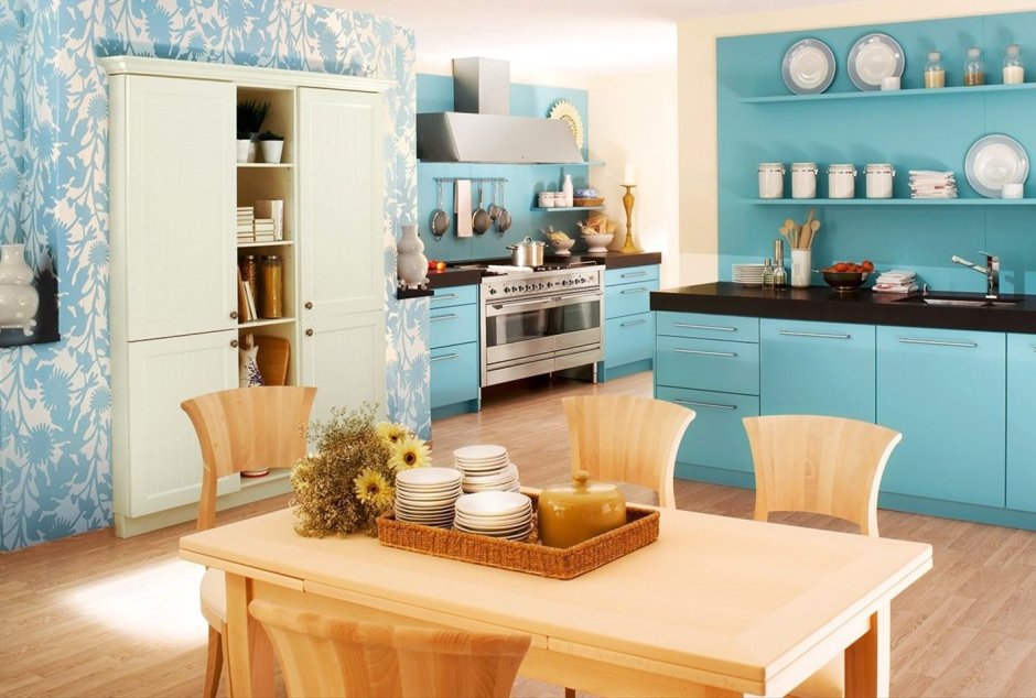 Кухня голубые обои с крупным рисунком