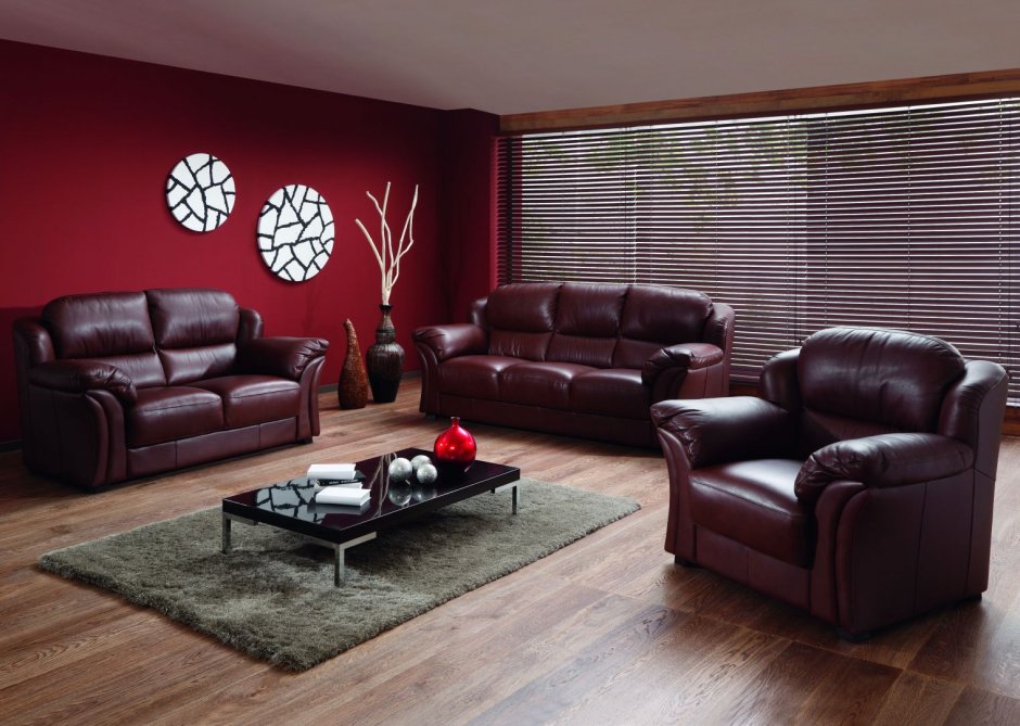 Классический интерьер с коричневым диваном