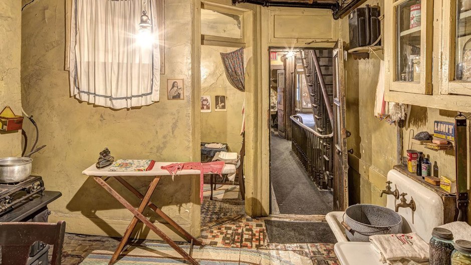 Такой Tenement Museum - показаны примерные интерьеры, если кому интересно