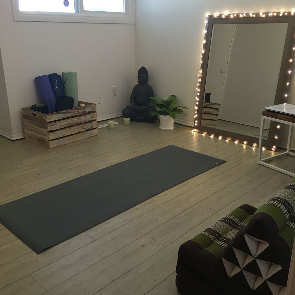 Интерьер комнаты для йоги