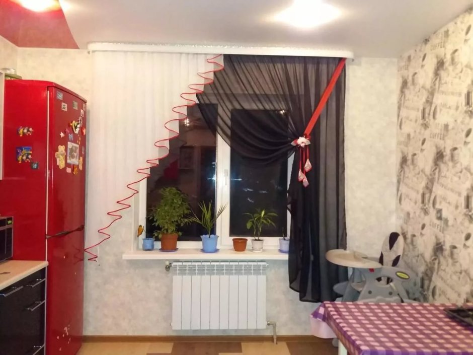 Шторы на кухонное окно с балконной дверью