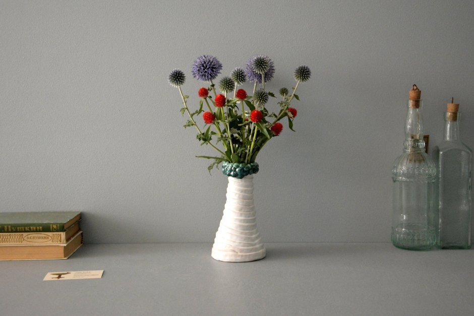 Декоративные цветы в вазе для интерьера (82 фото)