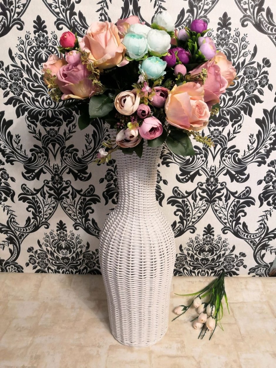 Стена с вазой с цветами в интерьере