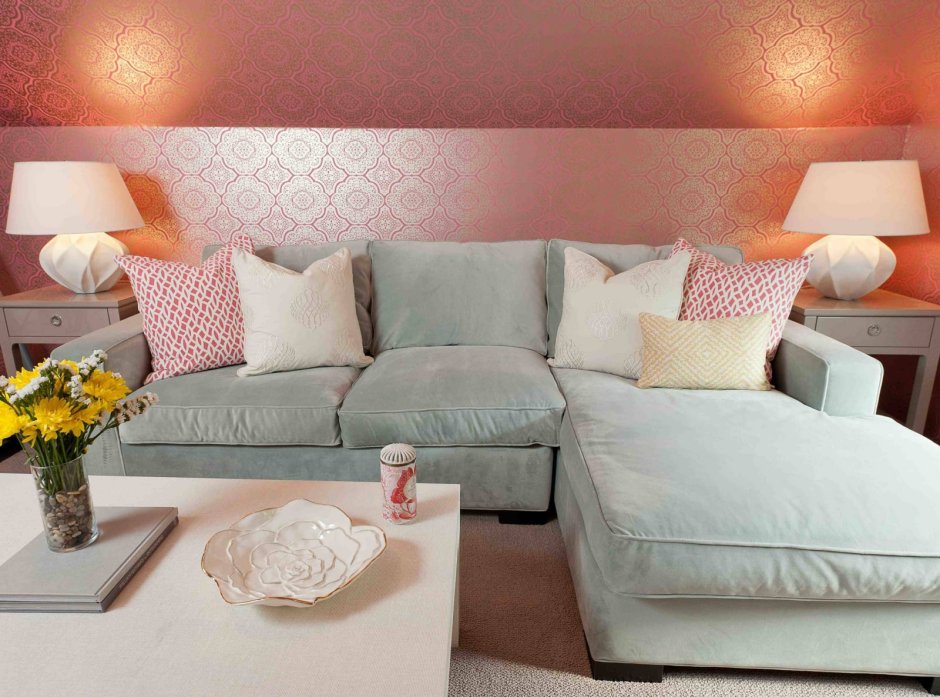 Пастельно розовый диван