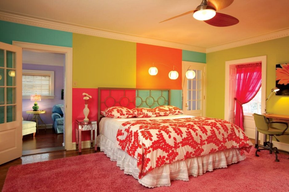 Спальня в ярких цветах