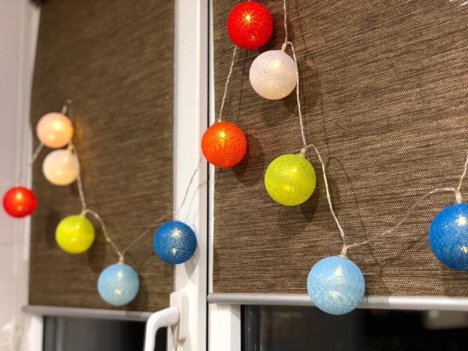 Украшение комнаты плетеными шарами