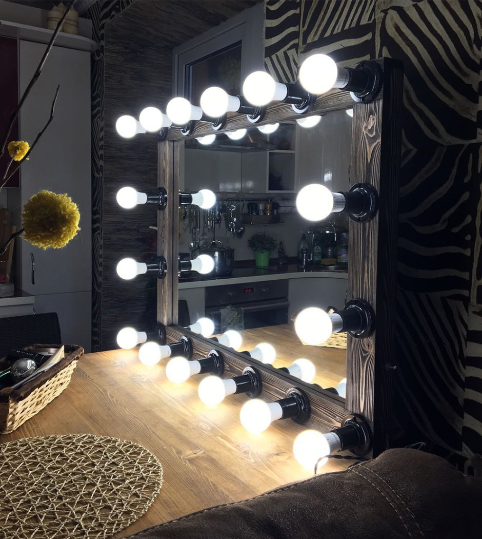 Интерьерное зеркало с лампочками