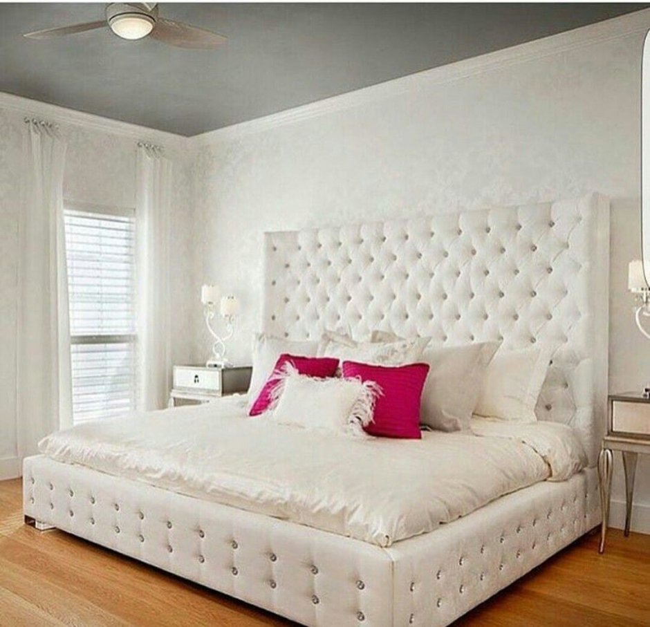 Спальня с белой кроватью каретная стяжка
