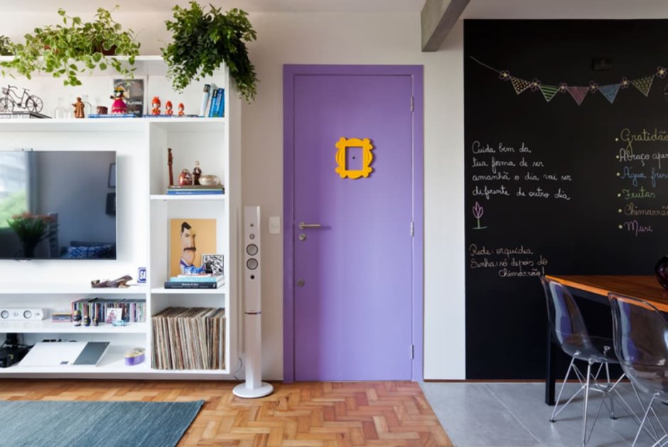 Фиолетовая дверь в интерьере