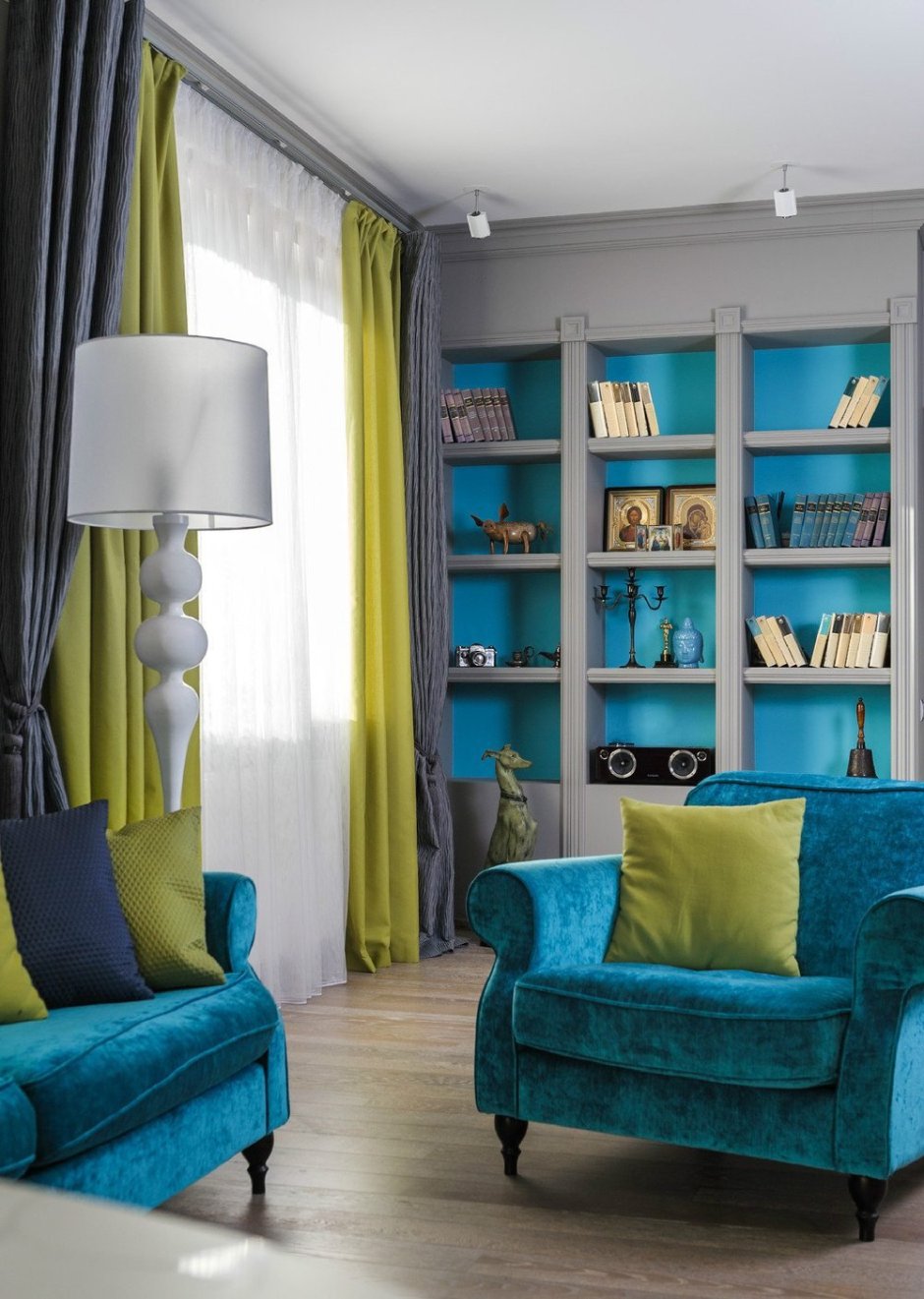 Сине-зеленый диван в интерьере гостиной