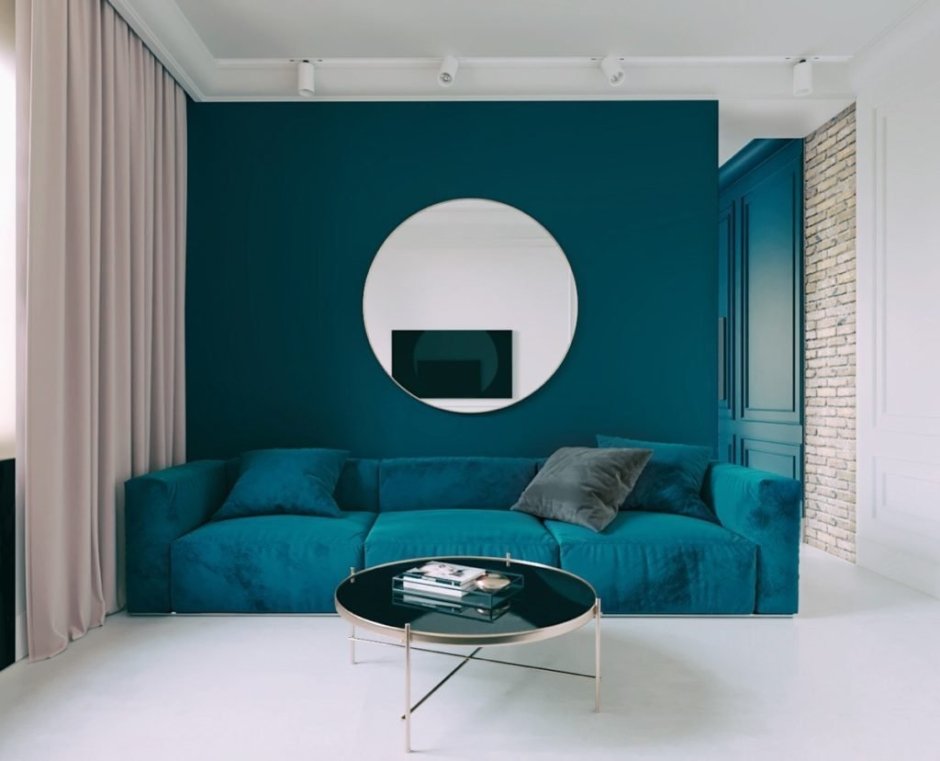 Бирюзовые стены и синий диван