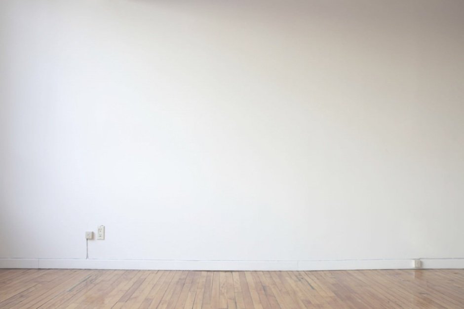 Пустая белая стена