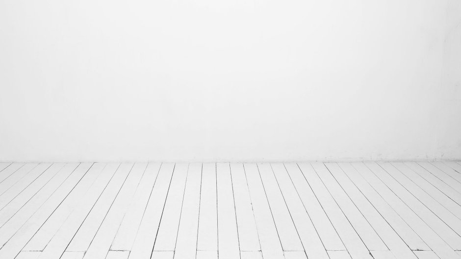 Комната с белыми стенами