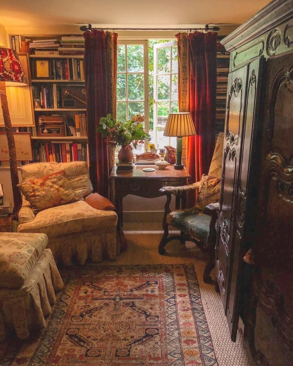 Уютная комната в старинном стиле