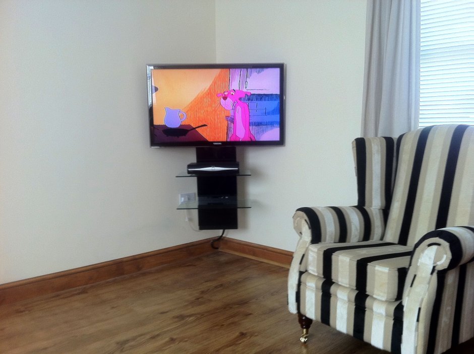 Телевизор в уютном интерьере гостиной