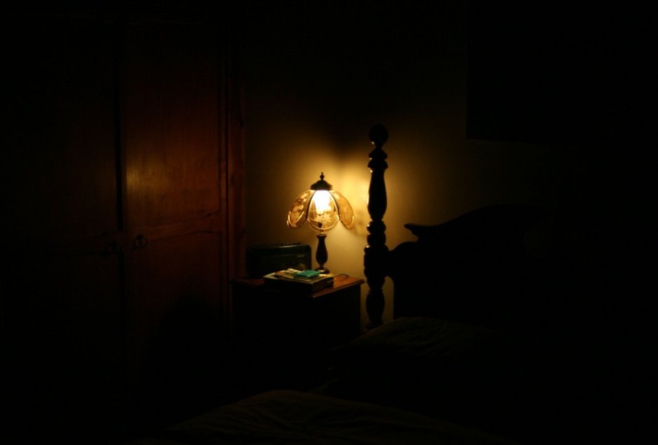 Лампа в угол комнаты (52 фото)