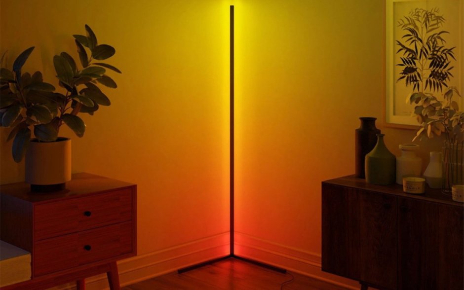 Лампа в угол комнаты разноцветная