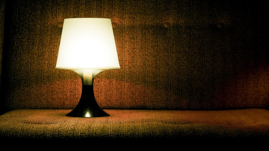 Настольная лампа в темной комнате