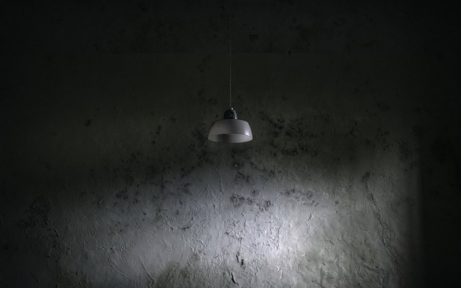 Лампа в темной комнате