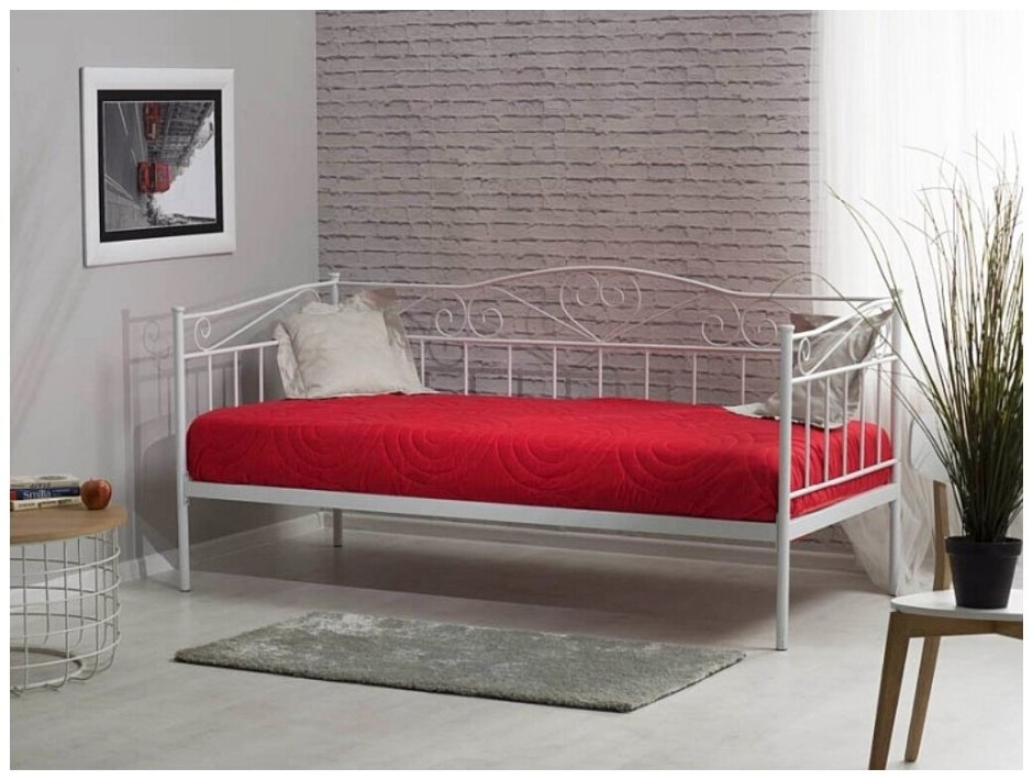 Кровать с железными бортами