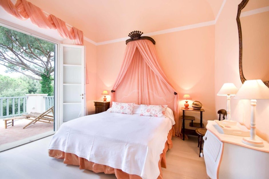 Спальня в персиковом цвете