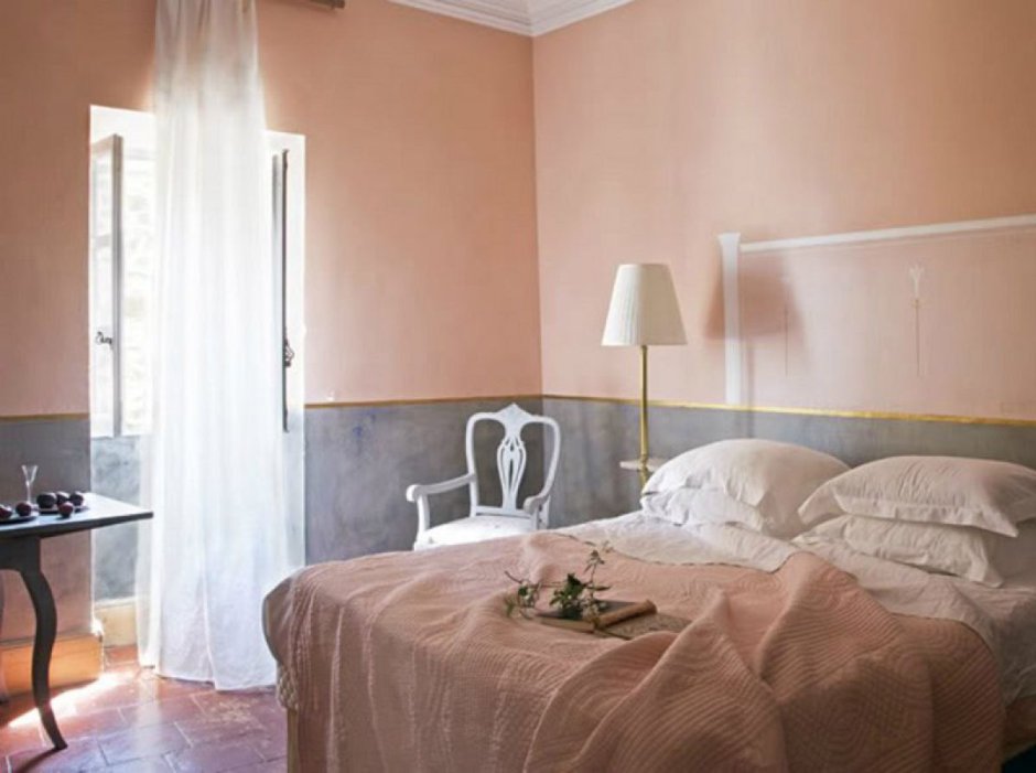 Шторы в спальне со стенами персикового цвета