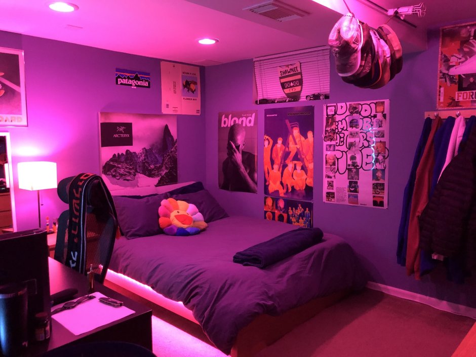Комната в стиле неон фиолетовый