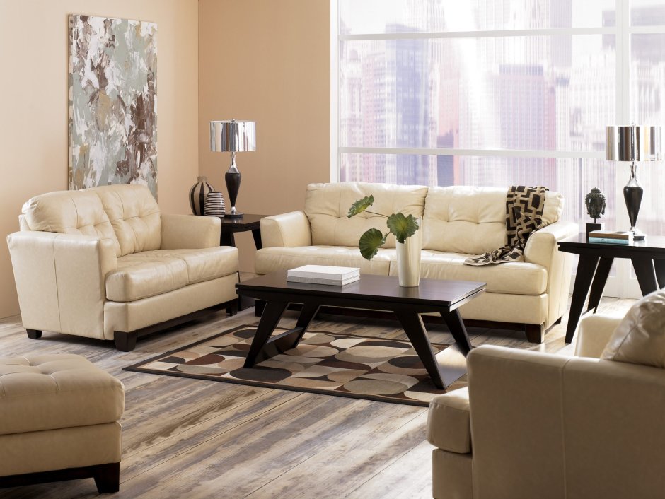 Светло-коричневый диван в интерьере