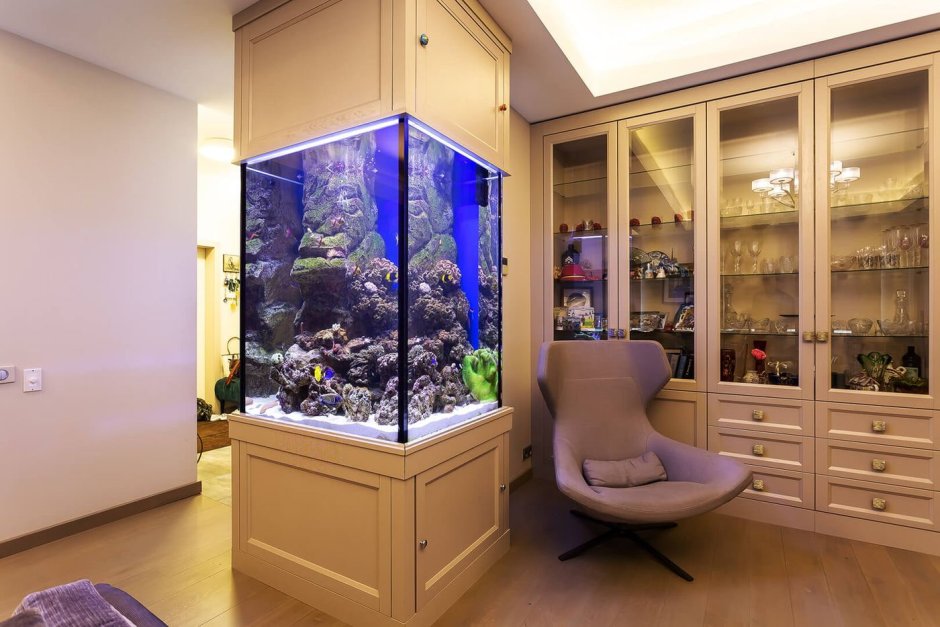 Встроенный аквариум в интерьере (64 фото)